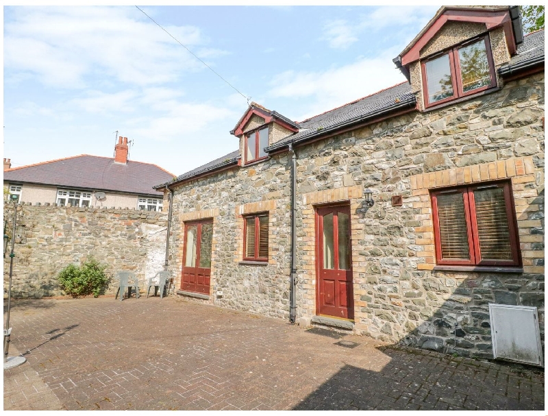 Click here for more about 2 Hwyrfryn Stables